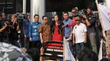 Ketua Pansus angket Pelindo II Rieke Dyah Pitaloka melakukan orasi di depan gedung KPK, Jakarta, Senin (17/7). Kedatangan Pansus untuk menyerahkan audit investigatif Badan Pemeriksa Keuangan (BPK) terkait kerja sama PT. JICT. (Liputan6.com/Helmi Afandi)