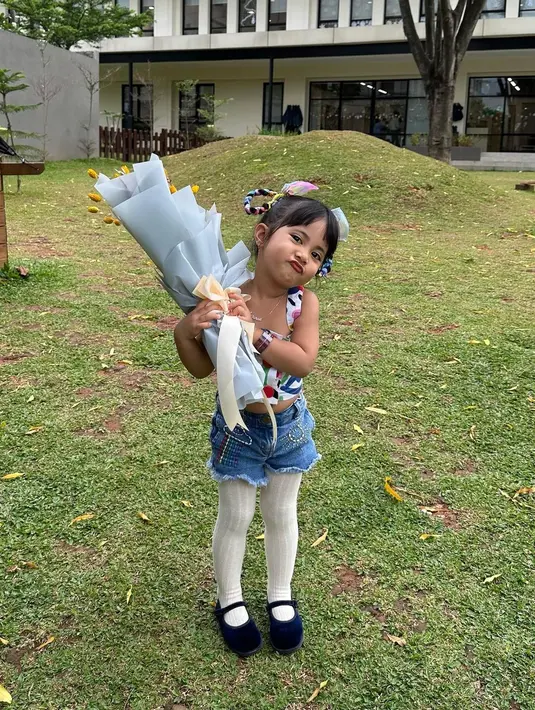 Kali ini, Chava tampil gemas memadukan crop top dan denim short pants. [Foto: IG/rachelvennya].