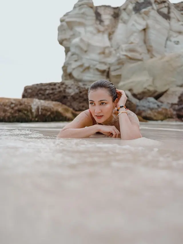 Atiqah Hasiholan liburan di Sumba (Instagram/atiqahhasiholan)