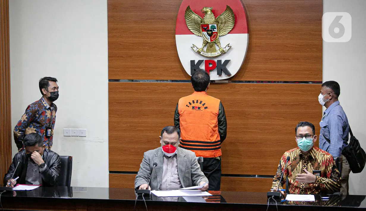 Ketua KPK Firli Bahuri menghadirkan tersangka Wakil Ketua DPR Azis Syamsuddin saat konferensi pers di Gedung KPK Jakarta, Sabtu (25/9/2021). KPK resmi menahan Azis Syamsuddin sebagai tersangka kasus dugaan suap penanganan perkara di Kabupaten Lampung Tengah (Liputan6.com/Faizal Fanani)