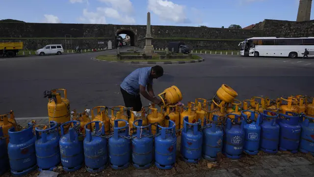 Antrean Panjang Tabung Gas Kosong di Tengah Krisis Sri Lanka