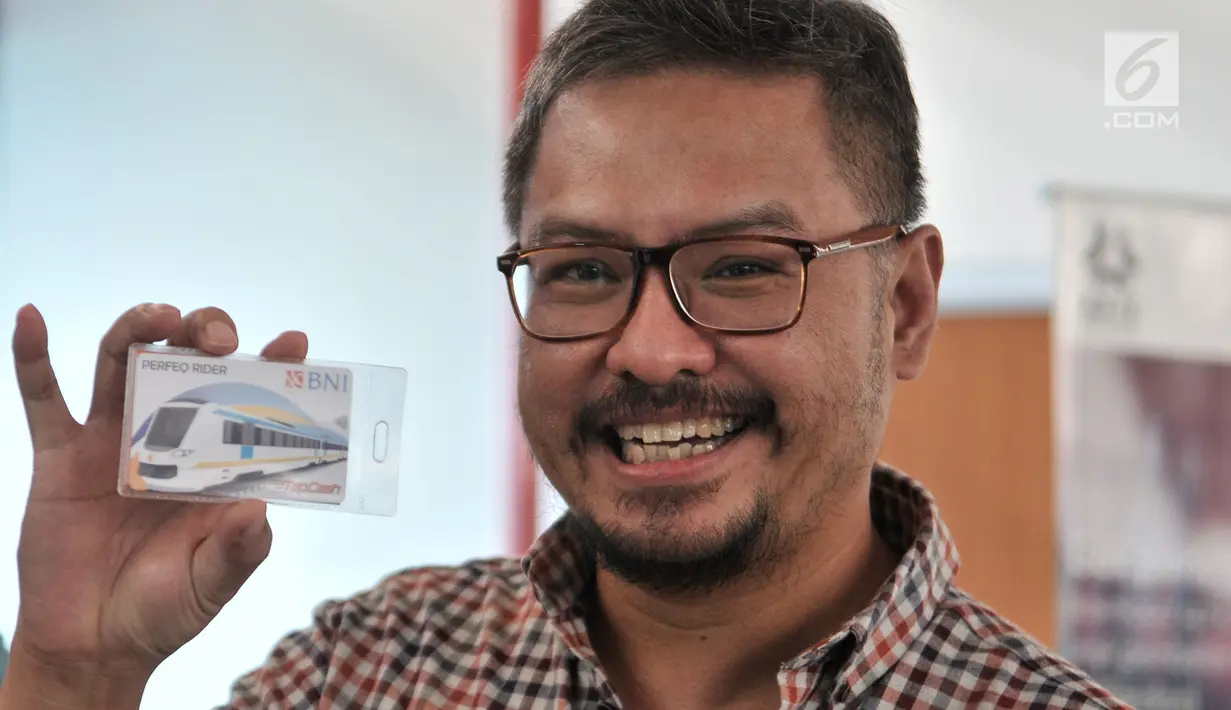 CEO KLY Steve Christian menunjukkan kartu Perfeq Rider di Stasiun BNI City, Jakarta, Rabu (31/10). Pemberian kartu tersebut sebagai apresiasi PT Railink terhadap Steve Christian sebagai pengguna rutin kereta bandara. (Merdeka.com/Iqbal S. Nugroho)