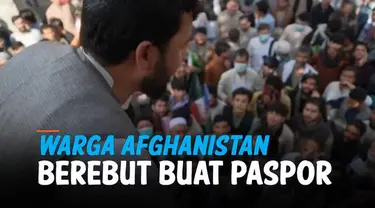 Warga Taliban mengantre di kantor pembuatan paspor di Kabul. Pembuatan paspor sempat terhenti karena Taliban mengambil alih kekuasaan, namun kini kembali dibuka.