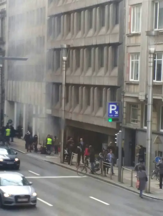 Asap terlihat mengepul di sekitar stasiun metro Maalbeek, di Brussels, setelah terjadi ledakan, Belgia, Selasa (22/3).  Ledakan itu terjadi kurang dari satu jam setelah pengeboman di bandara yang menewaskan belasan orang. (Seppe KNAPEN/Belga/AFP)