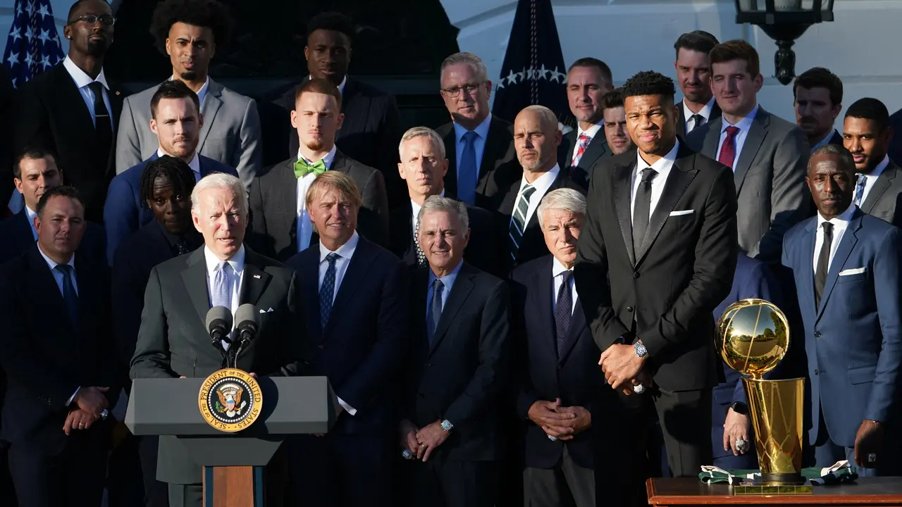 Jawara NBA Milwaukee Bucks Kunjungi Gedung Putih, Bertemu Joe Biden