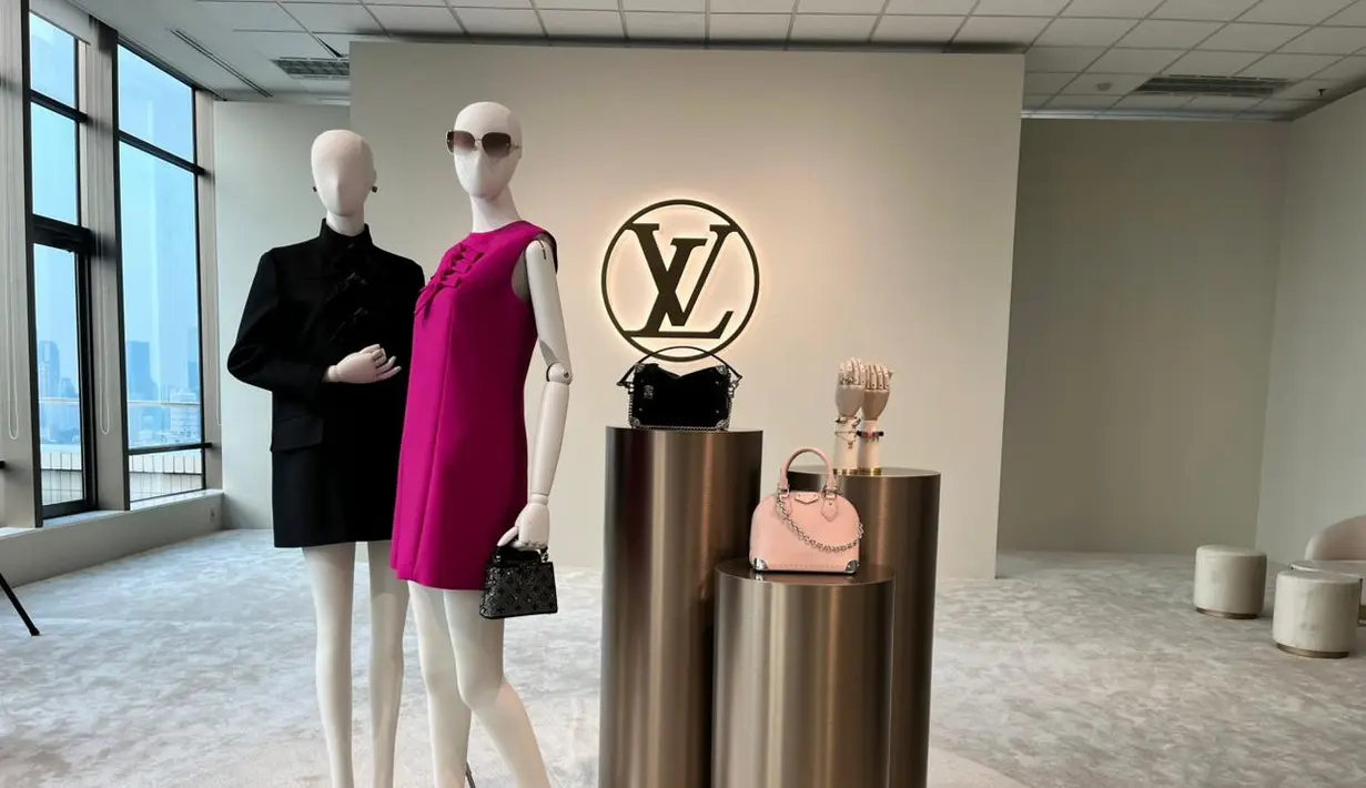 Pada koleksi mini dress semi formal, Louis Vuitton menambahkan warna fuchia dan hitam yang memberikan sedikit ketegasan. Ditambah dengan aksen pita yang terinspirasi dari busana martial art dan dikemas dengan sentuhan edgy. / Foto: Fimela.com.