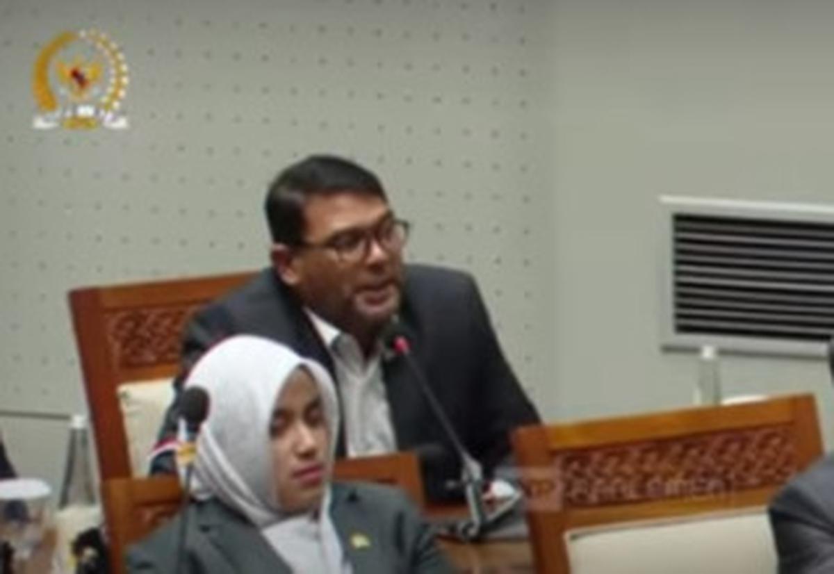 Panas DPR 'Meledak' di Paripurna Gara-Gara Heboh Gaya Arogan Menteri Satryo hingga Didemo