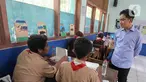 Wakil Presiden Republik Indonesia Gibran Rakabuming Raka saat meninjau uji coba program makan bergizi gratis di SMPN 270 Jakarta, Rabu (23/10/2024). (Liputan6.com/Herman Zakharia)