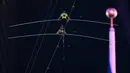 Aerialists Nik Wallenda (kanan) dan saudara perempuannya Lijana Wallenda melintasi seutas kawat di ketinggian 396 meter, Times Square, New York, AS, Minggu (23/6/2019). Keduanya melintasi kawat yang terbentang di antara dua gedung pencakar langit setinggi 25 lantai. (Johannes EISELE/AFP)