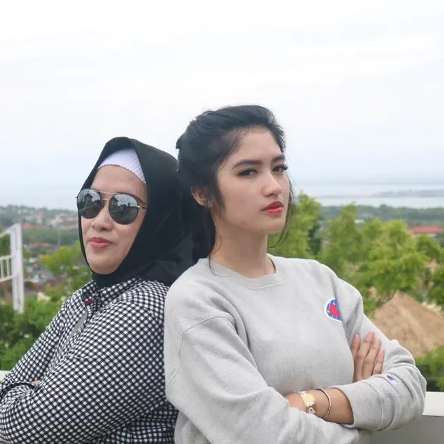 6 Potret Kebersamaan Ochi Rosdiana dan Ibunda, Selalu Kompak