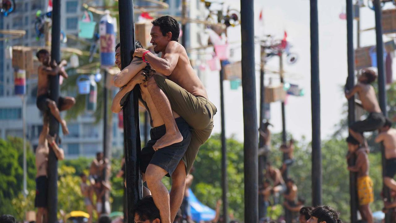 FOTO: Serunya Panjat Pinang di Ancol, 400 Peserta Rebut Hadiah Kemerdekaan