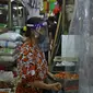 Pembeli sedang berbelanja di Pasar Santa, Jakarta, Selasa (23/6/2020). Plastik pembatas antara pedagang dan pembeli dipasang di kios pasar santa diterapkan dari protokol kesehatan pencegahan COVID-19. (Liputan6.com/Herman Zakharia)