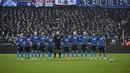 Para pemain mengheningkan cipta selama satu menit untuk para korban gempa di Turki dan Suriah sebelum pertandingan leg pertama babak 16 besar Liga Champions antara Club Brugge dan Benfica di stadion Jan Breydel di Bruges, Belgia, Kamis, 16 Februari 2023. (AP/Geert Vanden Wijngaert)
