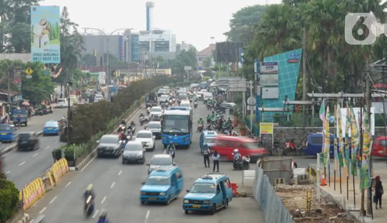 Sejumlah angkutan kota (angkot) melintasi jalan di kawasan Kota Depok, Jawa Barat, Senin (2/12/2019). Wali Kota Depok menyampaikan pada 2020, retribusi izin trayek angkot akan digratiskan sebagai upaya pemberdayaan dan kemudahan bagi angkot. (Liputan6.com/Immanuel Antonius)