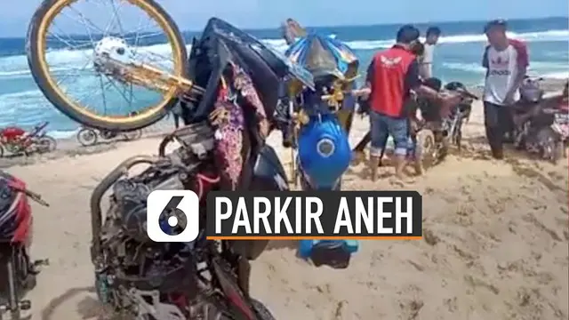 Ada motor yang terparkir  dalam keadaan berdiri tegak atau standing.