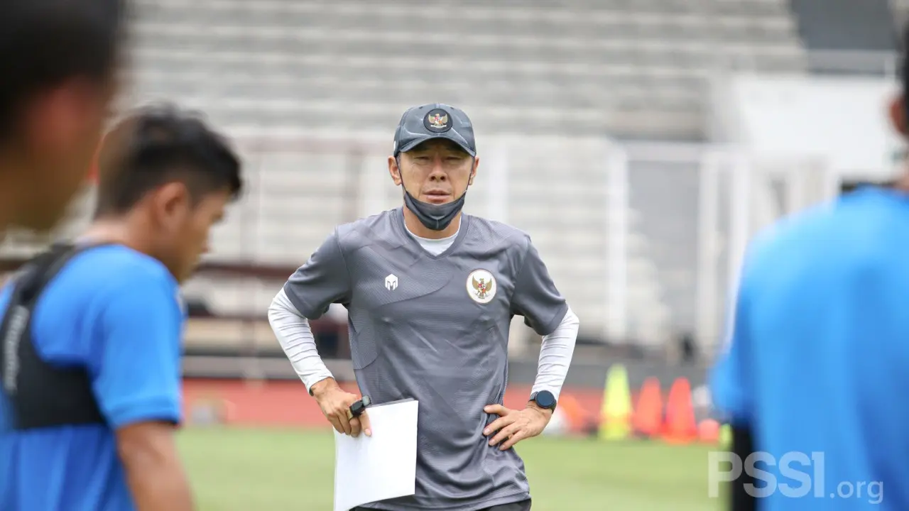 Pelatih Timnas Indonesia, Shin Tae-yong, sedang memimpin latihan di Stadion Madya, Jakarta, Selasa (9/2/2021).