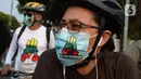 Peserta aksi SaveMyanmar mengenakan masker bertuliskan "Bike For Myanmar" di kawasan Bundaran HI, Jakarta, Sabtu (24/4/2021). Aksi tersebut bentuk kecaman atas kudeta ilegal dan menuntut militer Myanmar segera mengakhiri kekerasan serta mengembalikan demokrasi. (merdeka.com/Imam Buhori)