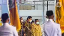 Ketua Umum Partai Golkar Airlangga Hartarto bersama Wakil Presiden ke 10 dan 12 Jusuf Kalla tiba menghadiri acara HUT Partai Golkar ke-57 di Kantor DPP Golkar, Jakarta, Sabtu (23/10/2021). (Liputan6.com/Faizal Fanani)