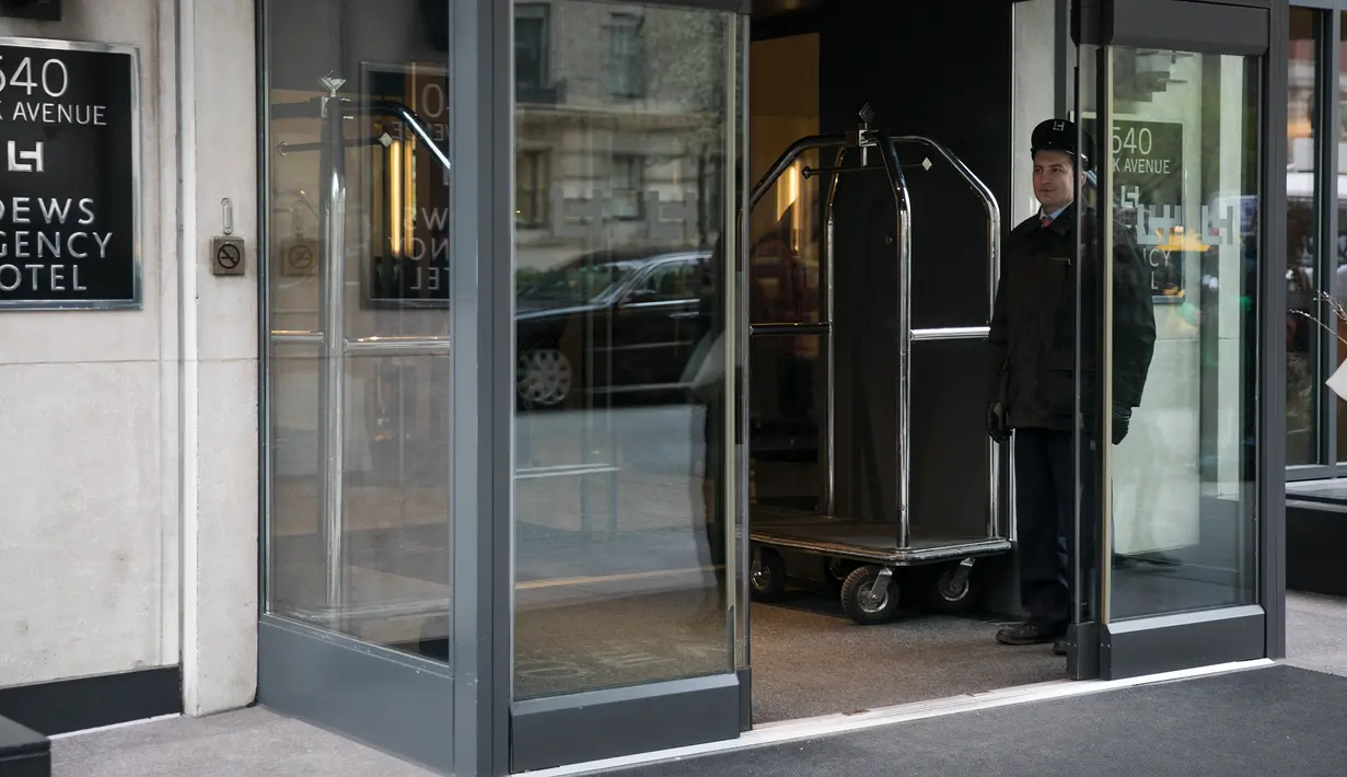 Suasana Hotel Loews Regency, di mana  FBI menggeledah kantor pengacara pribadi Donald Trump, Michael Cohen di Manhattan, New York City, Senin (9/4). Sekitar selusin agen FBI dilaporkan menggeledah kantor dan tempat tinggal Cohen. (Drew Angerer/AFP)
