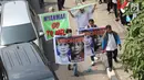Sejumlah peserta aksi membawa poster dan spanduk saat melintas di kawasan Bundaran HI, Jakarta, Rabu (6/9). Mereka akan menggelar unjuk rasa terkait solidaritas Rohingya di kantor Kedubes Myanmar. (Liputan6.com/Immanuel Antonius)