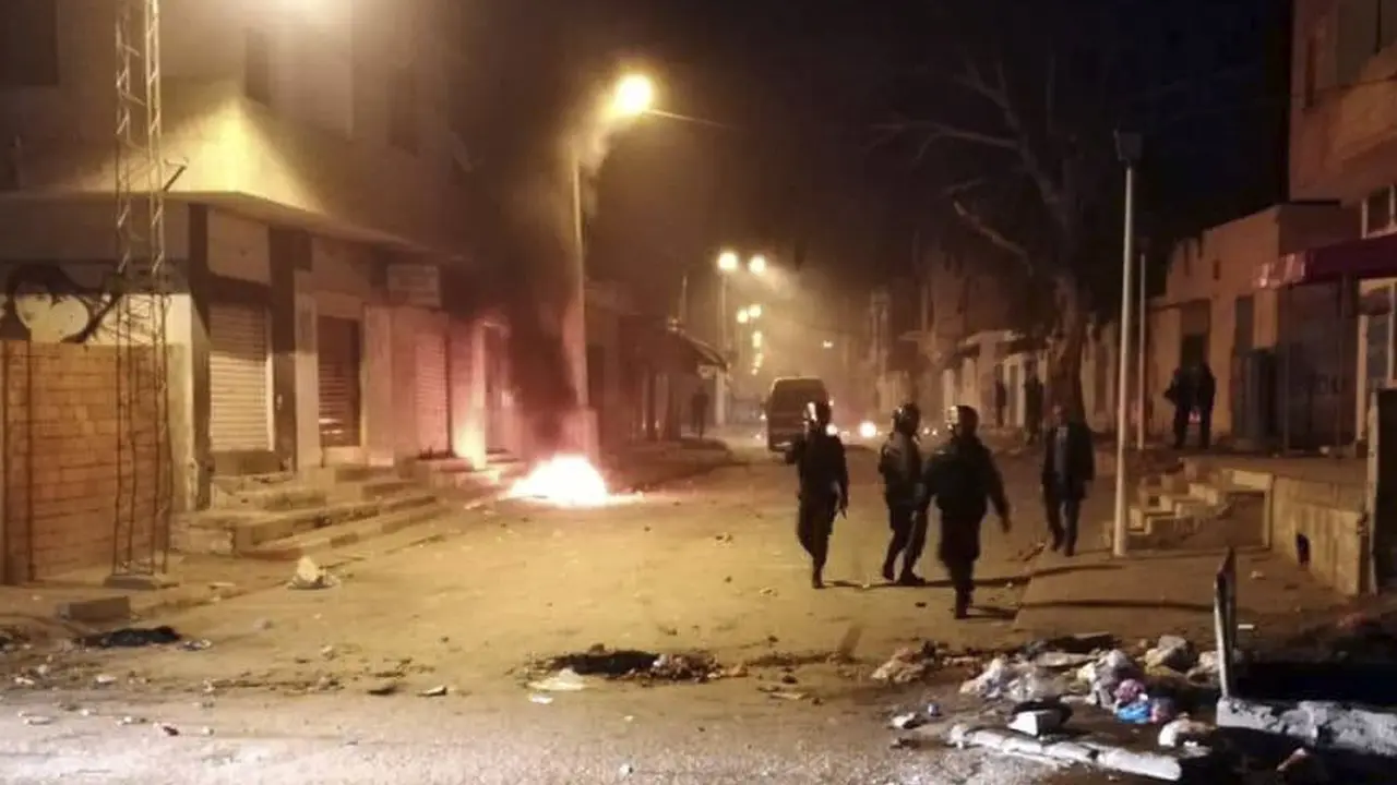 Petugas keamanan terus melakukan patroli menyusul  kerusuhan yang meluas di beberapa kota di Tunisia, memprotes kondisi ekonomi nasional (AP/Mohamed bin Salah)