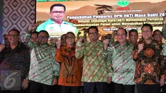 Wakil Ketua MPR RI Oesman Sapta Odang (kedua kiri), Ketua MPR RI Zulkifli Hasan dan Sekjen DPN HKTI Erwin TPL Tobing (tengah) berfoto bersama dalam acara Pengukuhan Himpunan Kerukunan Tani Indonesia (HKTI), Jakarta, Kamis (28/1) (Liputan6.com/Johan Tallo)