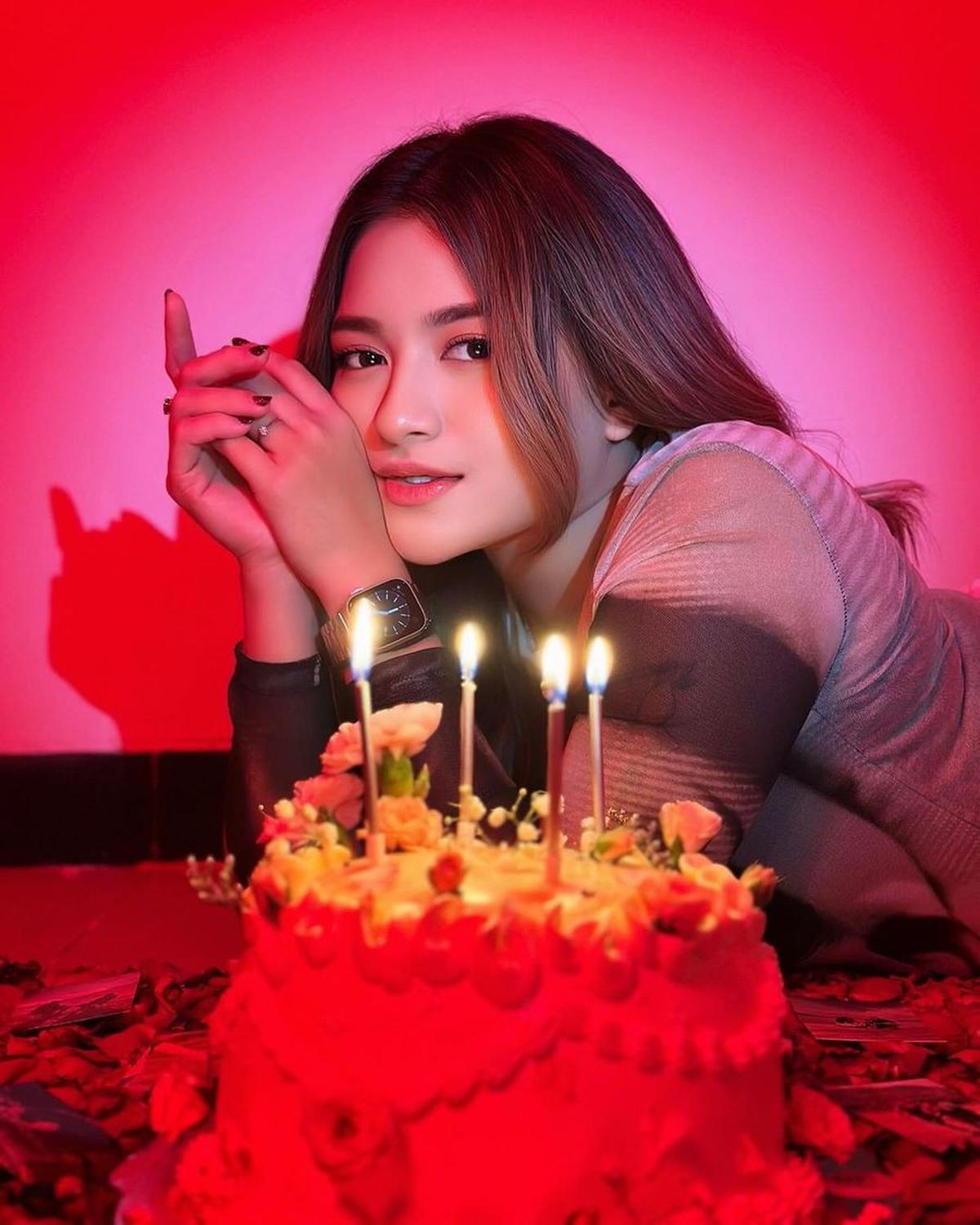 Pose dengan  Kue Ulang Tahun