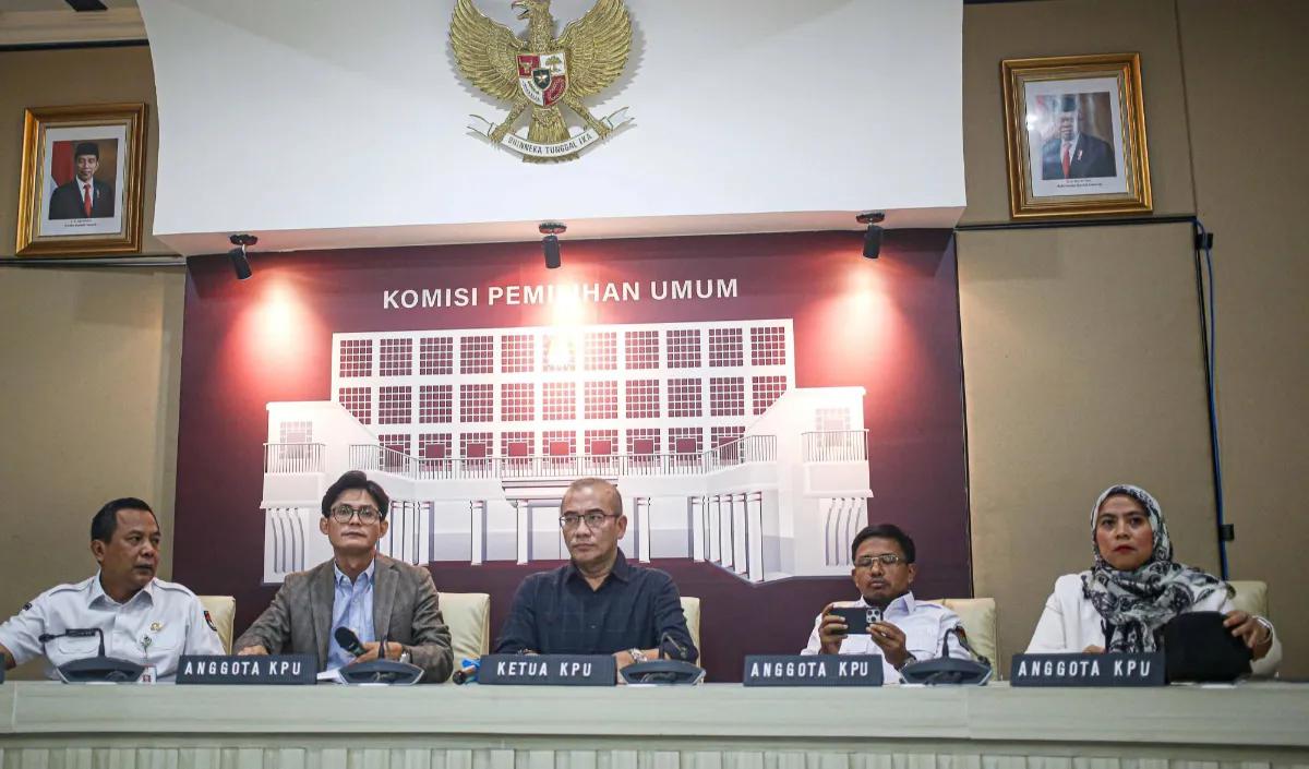 Hasyim mengatakan, ada dua pasangan calon mendaftar di hari pertama pendaftaran capres-cawapres pada Kamis (19/10) besok.<br>