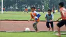 Anak-anak menikmati bermain bola saat laga uji coba PS TNI melawan Villa 2000 di Lapangan Mako Kostrad, Cilodong, Depok, Rabu (13/4/2016). (Bola.com/Nicklas Hanoatubun)