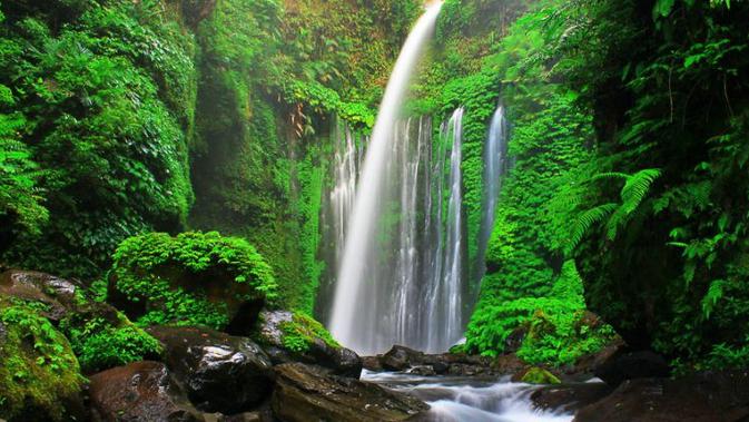 Air terjun ini berada di kaki Gunung Rinjani (sumber: ayokelombok)