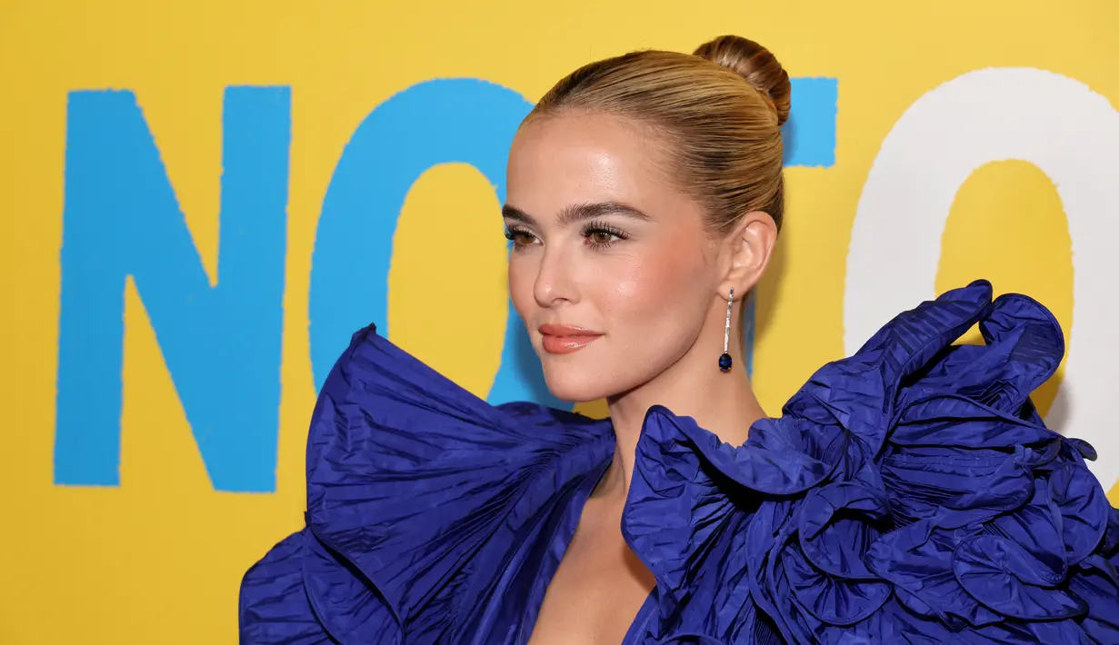 Zoey Deutch berpose di karpet merah saat pemutaran perdana "Not Okay" di Angelika Film Center di New York (28/7/2022). Dia memilih perhiasan sederhana dari label mewah AS Tiffany & Co. (Dia Dipasupil/Getty Images/AFP)