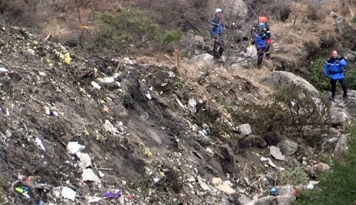 Tim SAR mengamati puing-puing pesawat Airbus A320 Germanwings di pegunungan Alpen, Prancis, Selasa (24/3/2015). Diperkirakan seluruh penumpang dan kru yang berjumlah 150 orang tewas dalam kejadian ini. (AFP PHOTO /DENIS BOIS /GRIPMEDIA / AFP TV)
