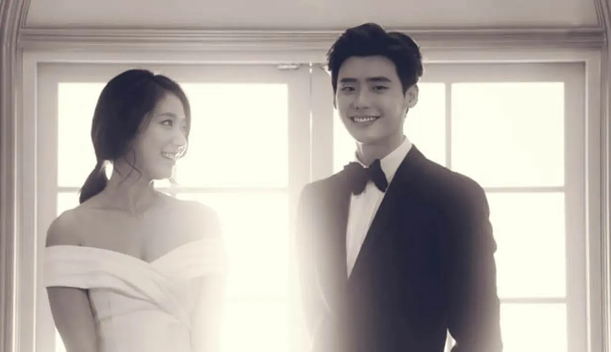 Park Shin Hye dan Lee Jong Suk memperlihatkan rona bahagia di wajah mereka seolah menanti pernikahannya sungguhan. (dramafever.com)