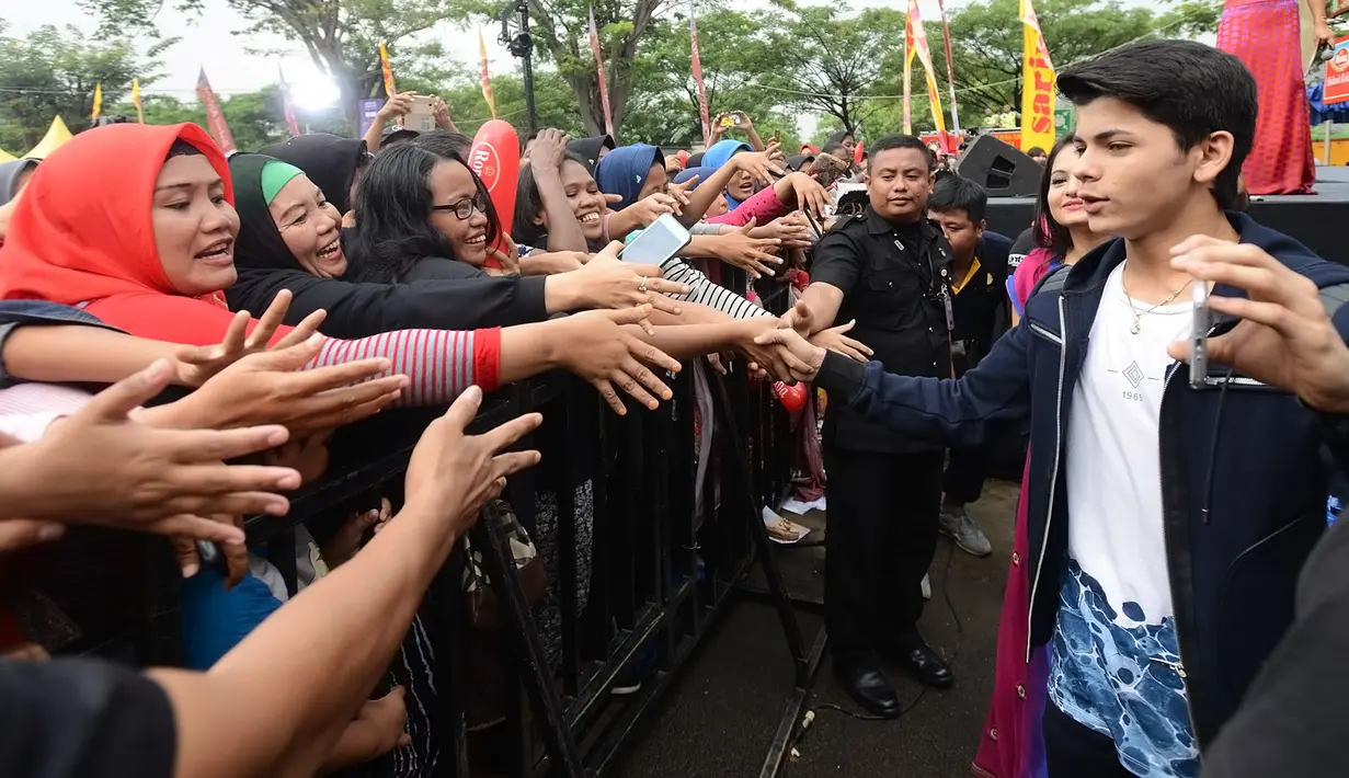 Tak hanya para penonton yang bersemangat menyambut kedatangan sang idolanya itu. Namun kedua pemeran serial ‘Gopi’ itu juga terlihat sangat senang ketika bertemu dan menyapa penggemarnya. (Bambang E. Ros/Bintang.com)