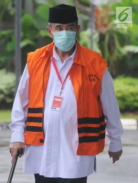 Bupati Bandung Barat Abubakar tiba di gedung KPK, Jakarta, Selasa (24/4). Abubakar menerima suap dari sejumlah kepala dinas untuk keperluan politik istrinya, Elin Suharliah sebagai calon Bupati Bandung Barat dalam Pilkada 2018. (Merdeka.com/Dwi Narwoko)