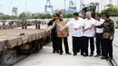 Mendag, Enggartiasto Lukita, Menperin, Airlangga Hartarto dan Menhub, Budi Karya Sumadi meninjau lapangan jalur kereta api Stasiun JICT Tanjung Priok di samping gate in-out terminal peti kemas JICT-TPK Koja, Jumat (13/1). (Liputan6.com/Faizal Fanani)