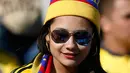 Suporter cantik dan seksi Kolumbia memakai kacamata hitam memberi dukungan kepada timnas Kolumbia saat menyaksikan laga Timnas Kolombia melawan Venezuela di Estadio El Teniente, Rancagua, Chile (14/6/2015). (REUTERS/Carlos Garcia Rawlins)