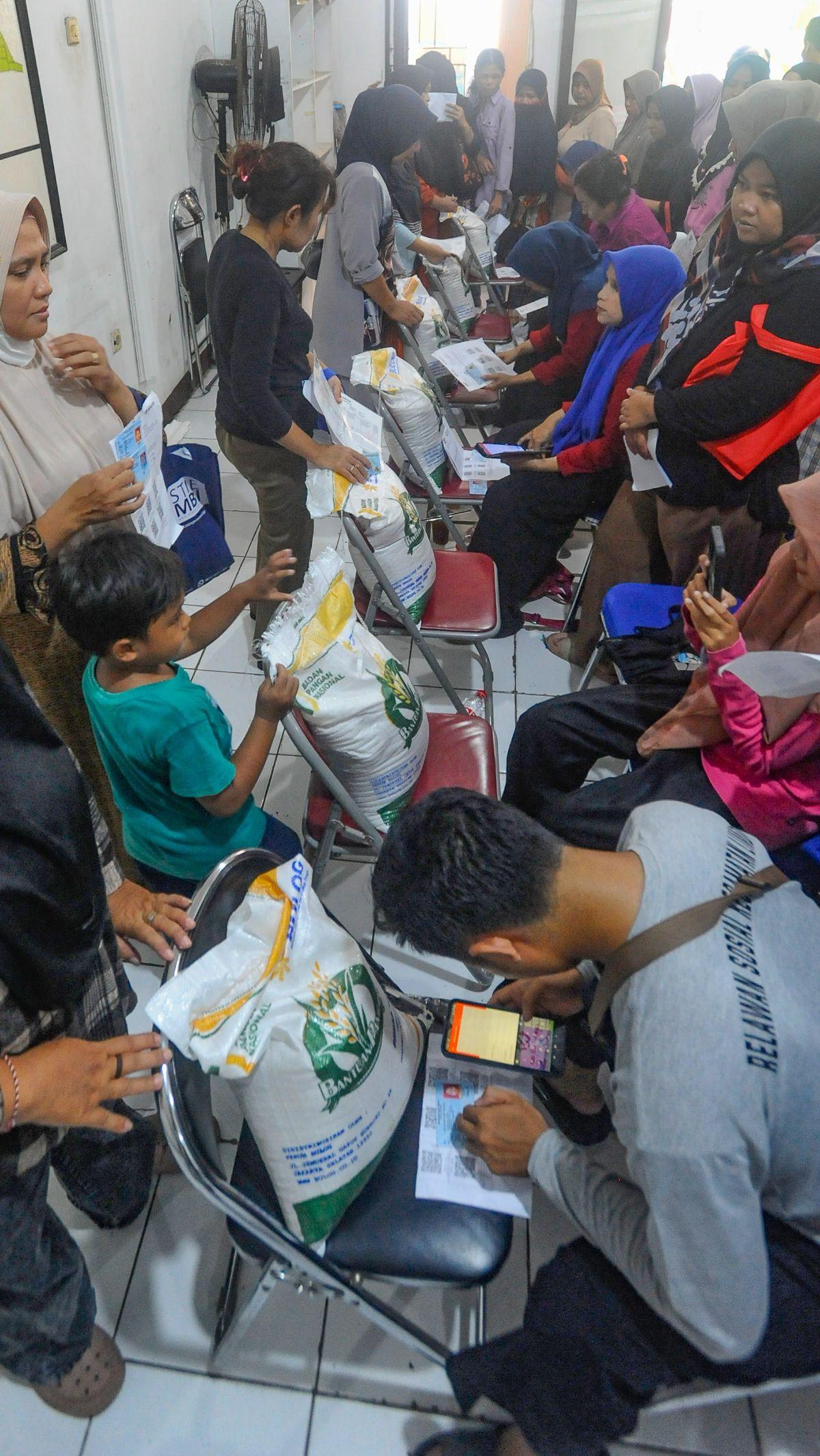 Khusus untuk Provinsi Aceh tercatat sebanyak 530.914 KPM penerima bantuan pangan beras.&nbsp;Merdeka.com/Arie Basuki