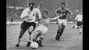 Pemain dengan catatan hattrick terbanyak di Timnas Inggris adalah Jimmy Greaves (kiri). Membela The Three Lions pada medio 1959 hingga 1967, ia mampu mencetak 44 gol dengan enam hattrick. Greaves juga merupakan top skor sepanjang masa di Liga Inggris, dengan jumlah 357 gol. (AFP/Stringer)