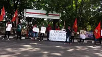Dalam rangka peringatan Hardiknas, sejumlah mahasiswa berunjuk rasa di depan Kampus Universitas Katolik Widya Mandira, Kupang, NTT. (Liputan6.com/Ola Keda)