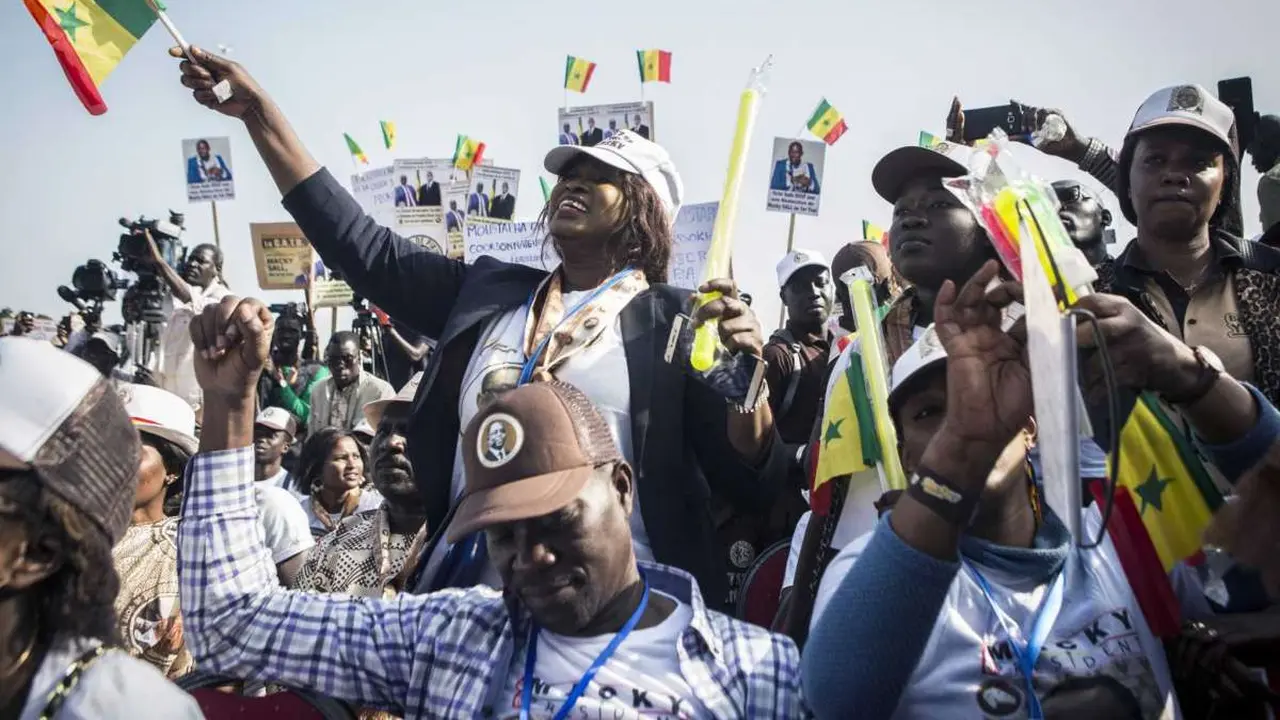 Warga memberikan hak suara dalam pemilu presiden Senegal. (Jane Hahn/AP)