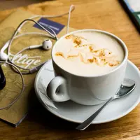 Usir jenuh dengan 6 rekomendasi podcast berikut ini. (Foto: Unsplash)