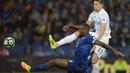 Kapten Leicester City, Wes Morgan saat mencetak gol ke gawang Swansea City pada lanjutan liga Inggris pekan ke-3 di King Power Stadium,Leicester, (27/8/2016). Leicester City menang 2-1 (AFP/Oli Scarff)
