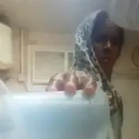 Kamera tersembunyi mendapati seorang ART menuangkan air seninya sendiri ke dalam jus pemilik rumah. (liveleak.com)