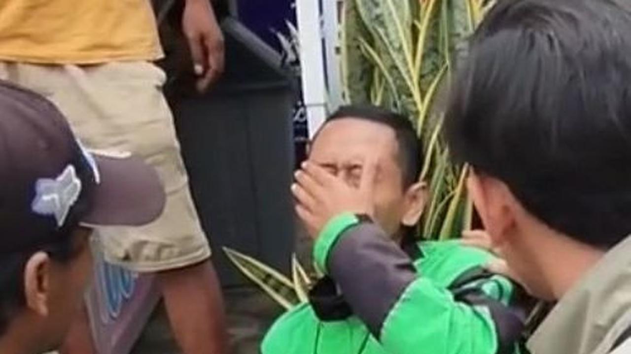Diberi Ujian Bertubi, Driver Ojol Ini Menangis karena Motornya Hilang saat Ambil Orderan