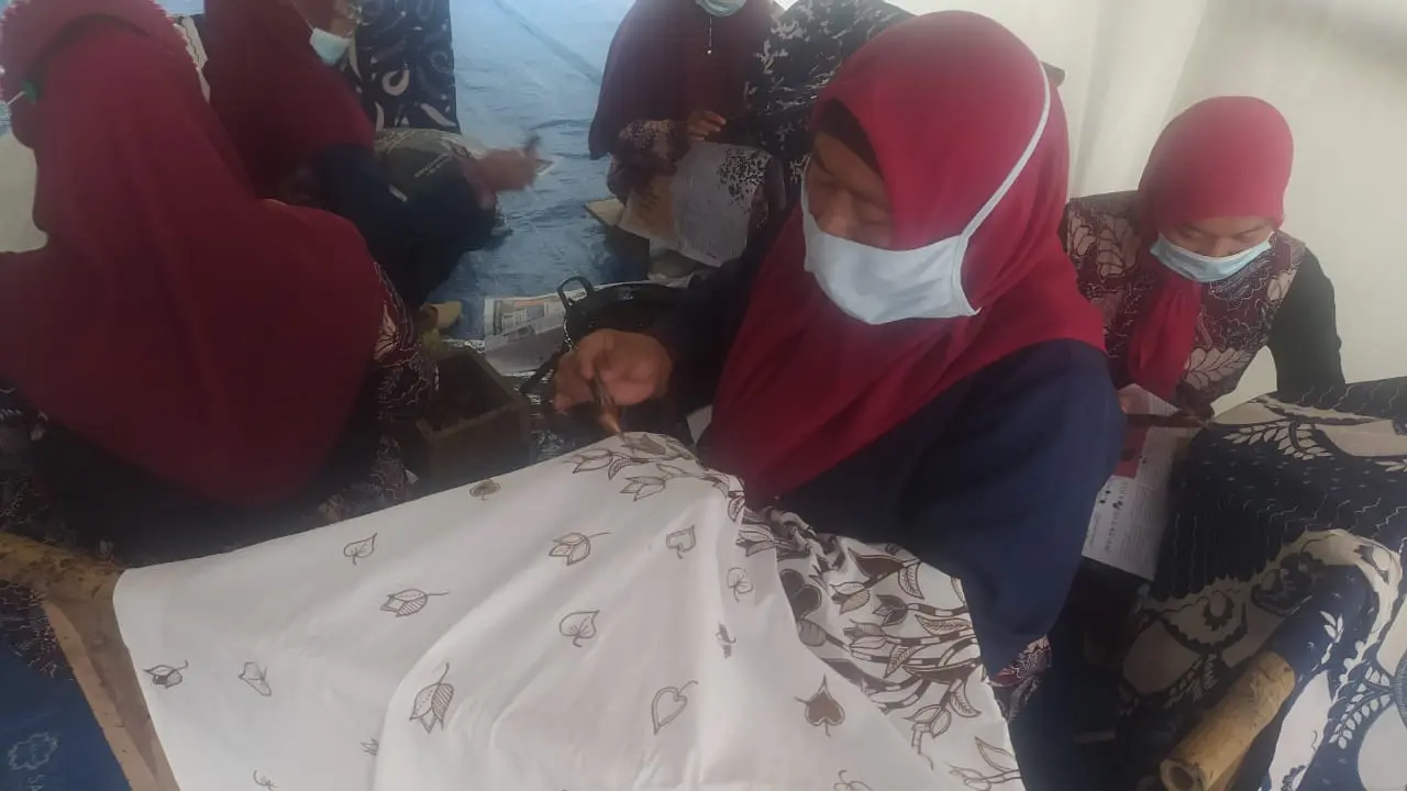 Para pelaku usaha batik Sukapura, Tasikmalaya, Jawa Barat terlihat tengah membatik pada sebuah helai kain yang telah mereka siapkan.