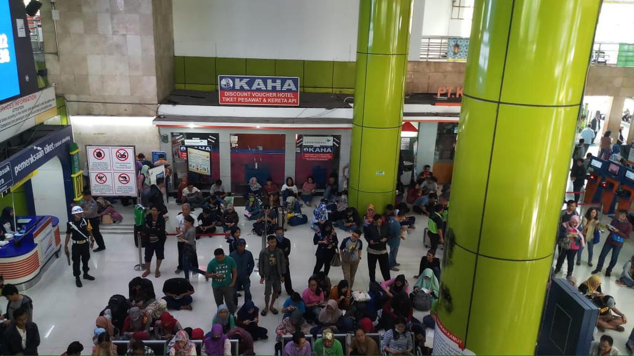 Suasana di Stasiun Gambir