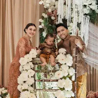 Bukan hanya karena parasnya yang cantik, tetapi juga karena aura keibuan yang begitu terasa hangat dan menenangkan. [@aaliyah.massaid].