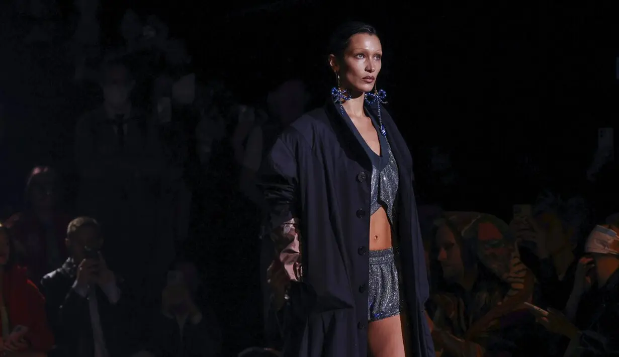 <p>Bella Hadid di Paris Fashion Week 2022. (Foto: Vianney Le Caer/Invision/AP)</p>