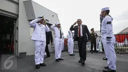 Menteri Pertahanan Ryamizard Ryacudu saat tiba di KRI Raden Eddy Martadinata 331 di Kompleks Satuan I Koarmabar Pondok Dayung, Tanjung Priok, Jakarta, Jumat (7/4). (Liputan6.com)